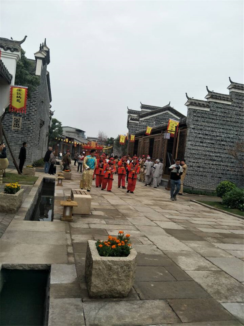 福建易順建筑工程有限公司承建的建陽(yáng)古建筑一條街考亭書院迎來送往八方游客