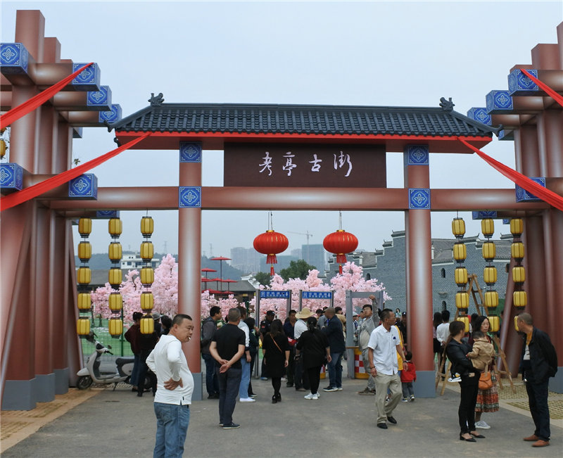 福建易順建筑工程有限公司承建的建陽(yáng)古建筑一條街考亭書院迎來送往八方游客