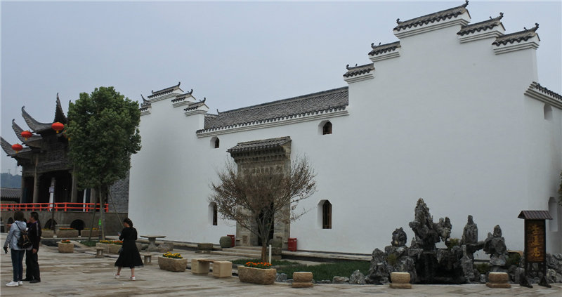 福建易順建筑工程有限公司承建的建陽(yáng)古建筑一條街考亭書院迎來送往八方游客