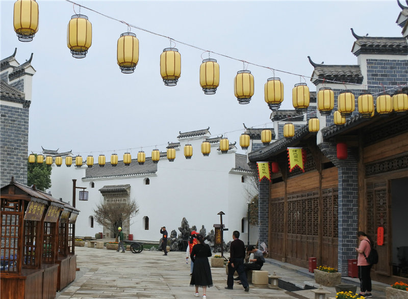 福建易順建筑工程有限公司承建的建陽(yáng)古建筑一條街考亭書院迎來送往八方游客