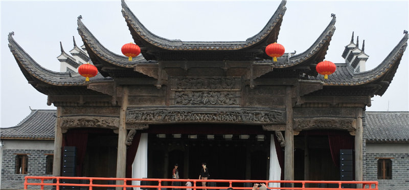 福建易順建筑工程有限公司承建的建陽(yáng)古建筑一條街考亭書院迎來送往八方游客