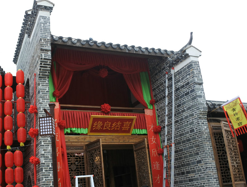 福建易順建筑工程有限公司承建的建陽(yáng)古建筑一條街考亭書院迎來送往八方游客