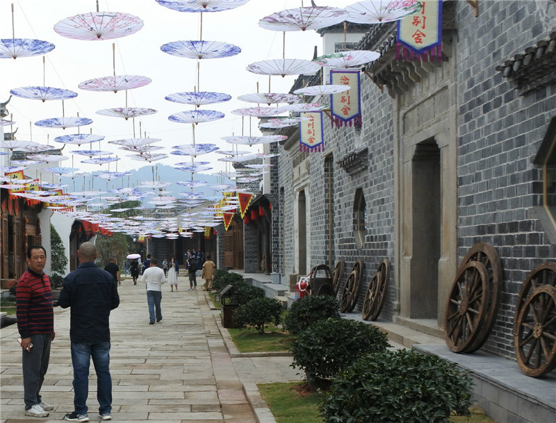 福建易順建筑工程有限公司承建的建陽(yáng)古建筑一條街考亭書院迎來送往八方游客