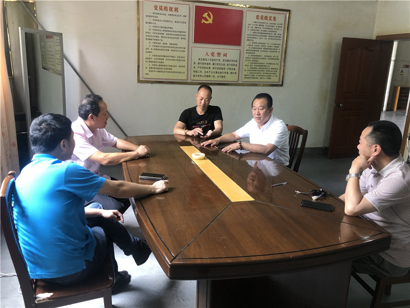 縣企聯(lián)會常務(wù)副會長、秘書長、松源商會會長李易順帶隊(duì)走訪企業(yè)