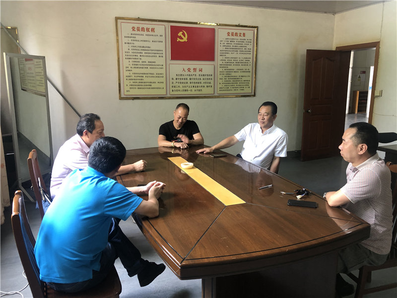 縣企聯(lián)會常務(wù)副會長、秘書長、松源商會會長李易順帶隊(duì)走訪企業(yè)