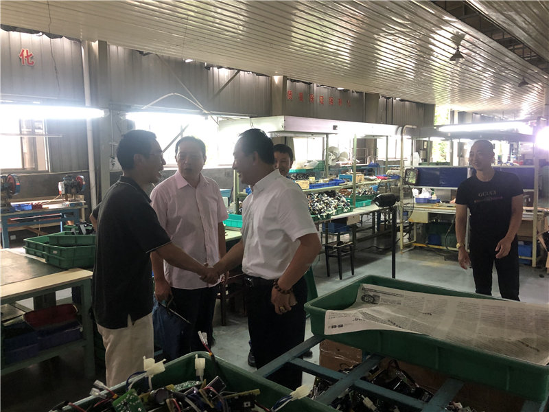 縣企聯(lián)會常務(wù)副會長、秘書長、松源商會會長李易順帶隊(duì)走訪企業(yè)