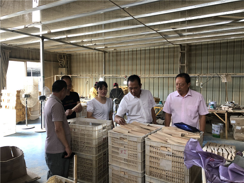縣企聯(lián)會常務(wù)副會長、秘書長、松源商會會長李易順帶隊(duì)走訪企業(yè)